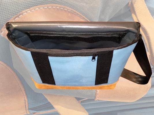 Upcycling Taschen aus alten Turnmatten mit Turnbockleder, innen aus LKW-Plane